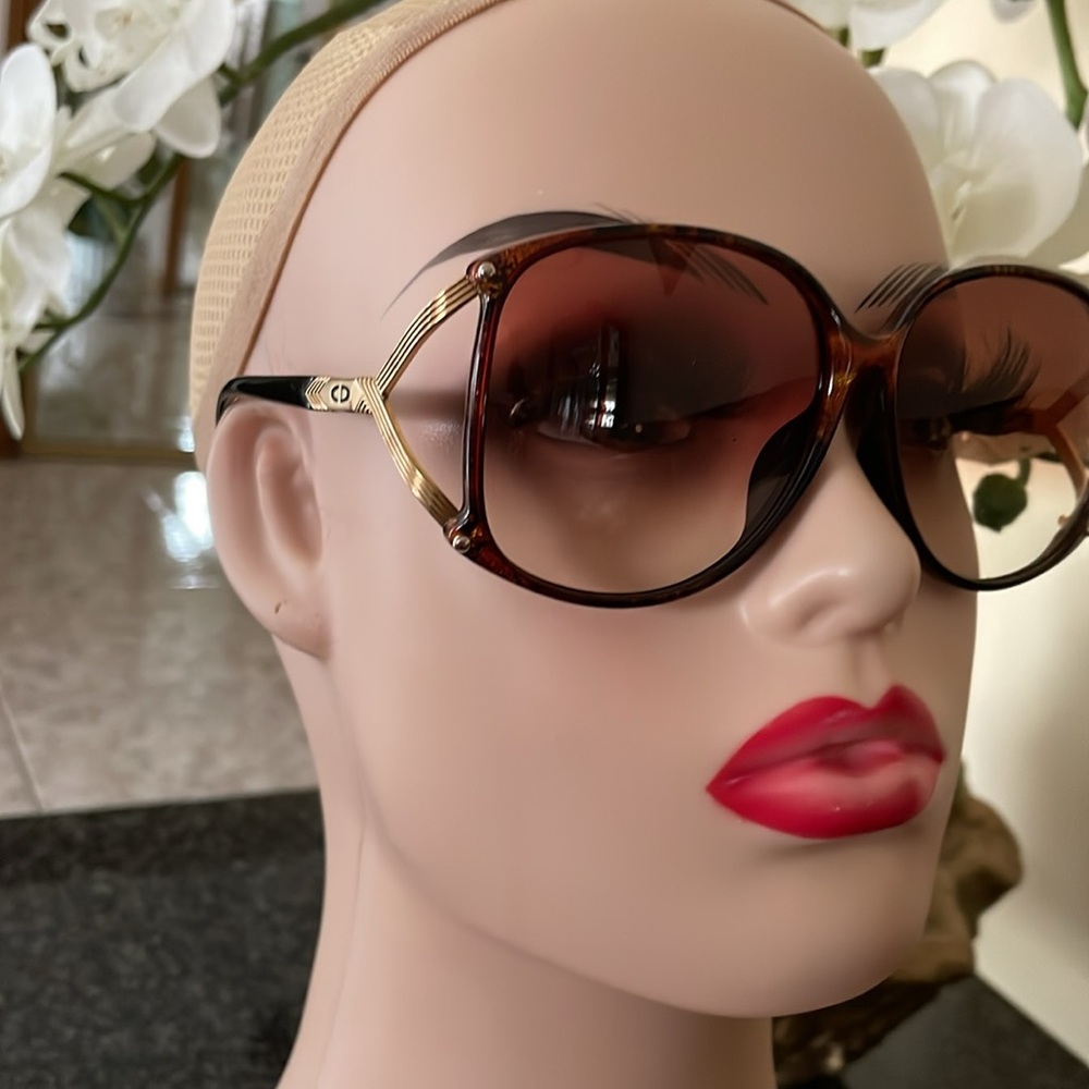 Authentic Large Frame Sunglasses Dior. - Picture 16 of 16